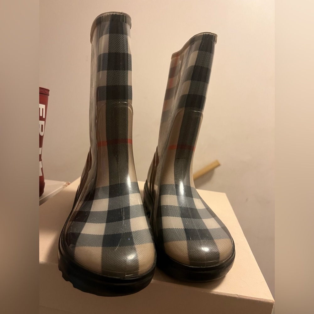 Kids Burberry size 3